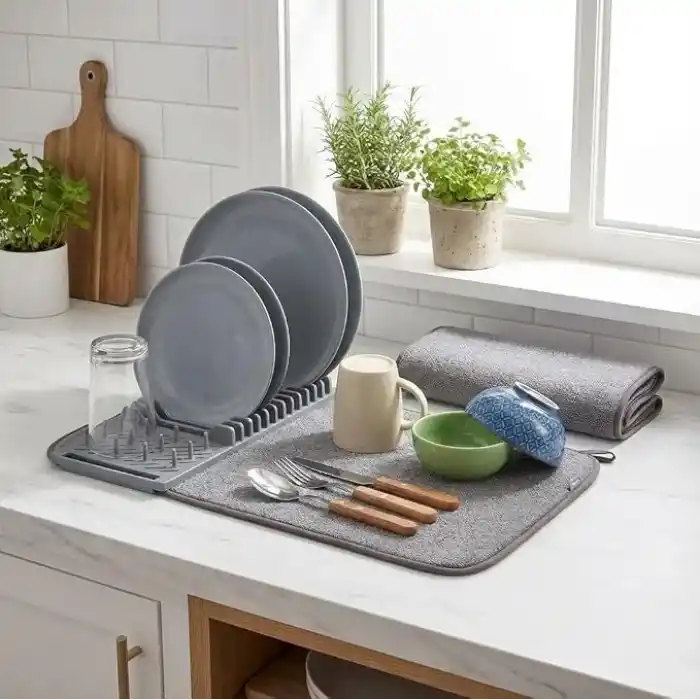 Orret Home Mikrofiber Su Emici Bulaşıklık Matı – 37x60 cm Tezgâh Üstü Bulaşık Kurutma Matı, Kaymaz Su Emici Mutfak Matı, Katlanabilir Tabaklık Süzgeçli Plastik Sepetli Kurulama Örtüsü (Gri)