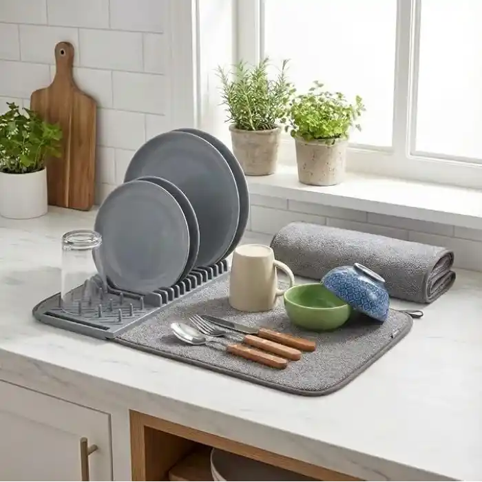 Orret Home Mikrofiber Su Emici Bulaşıklık Matı – 37x60 cm Tezgâh Üstü Bulaşık Kurutma Matı, Kaymaz Su Emici Mutfak Matı, Katlanabilir Tabaklık Süzgeçli Plastik Sepetli Kurulama Örtüsü (Gri)