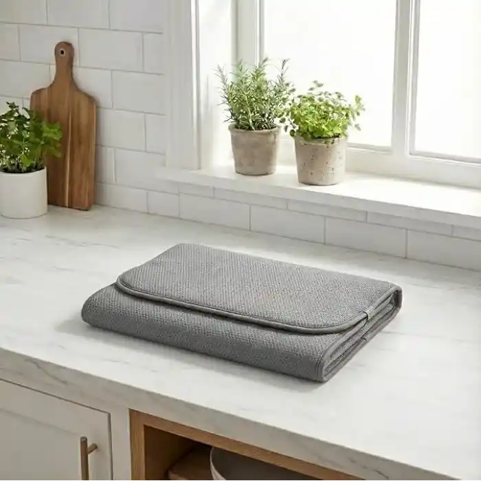 Orret Home Mikrofiber Su Emici Bulaşıklık Matı – 37x60 cm Tezgâh Üstü Bulaşık Kurutma Matı, Kaymaz Su Emici Mutfak Matı, Katlanabilir Tabaklık Süzgeçli Plastik Sepetli Kurulama Örtüsü (Gri)