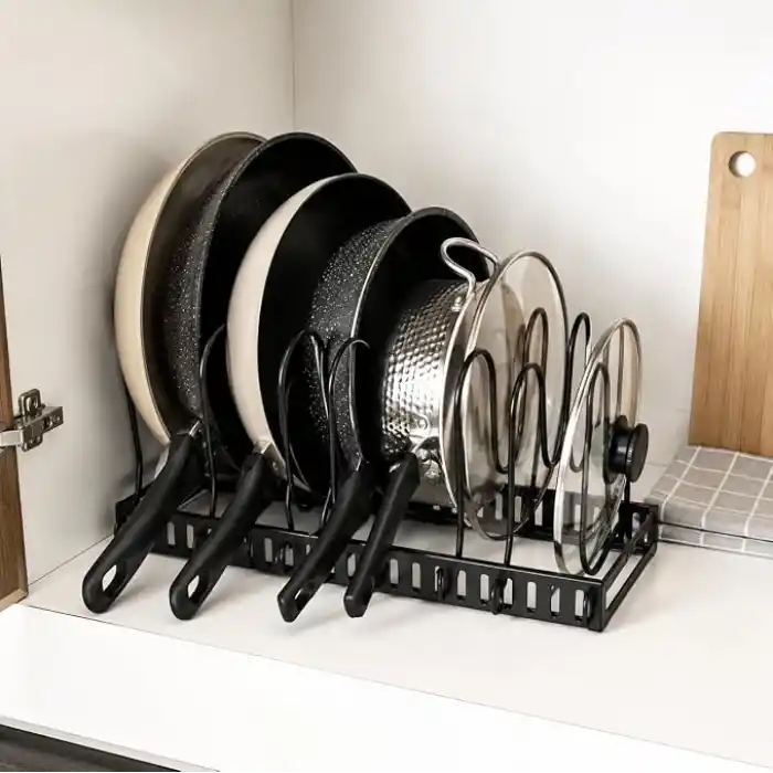 Orret Home Çift Taraflı Kullanılabilir Ayarlanabilir Tencere Tava Organizeri, Kapak Organizeri ve Dolap İçi Düzenleyici, Tezgah Üstü Metal Siyah Mutfak Rafı, Yatay ve Dikey Kurulum, 41 x 20 x 27 cm