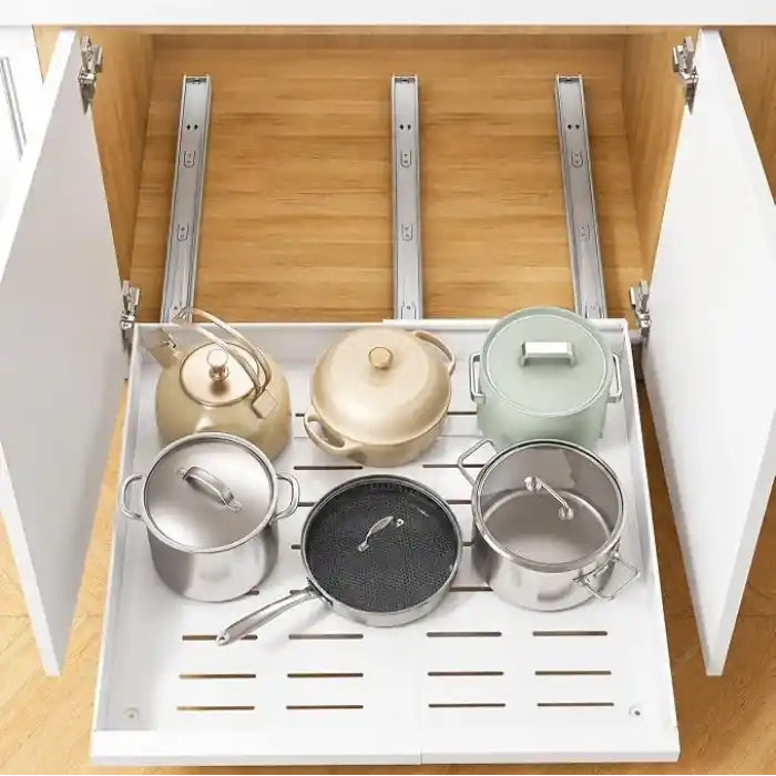 Orret Home Teleskopik Dolap İçi Düzenleyici, Büyüyüp Küçülebilir Raylı Dolap Organizeri, Ayarlanabilir Sürgülü Mutfak Rafı, Tencere Tava Lavabo Altı Kiler Organizer, Yapıştırılabilir 32-64 cm Beyaz