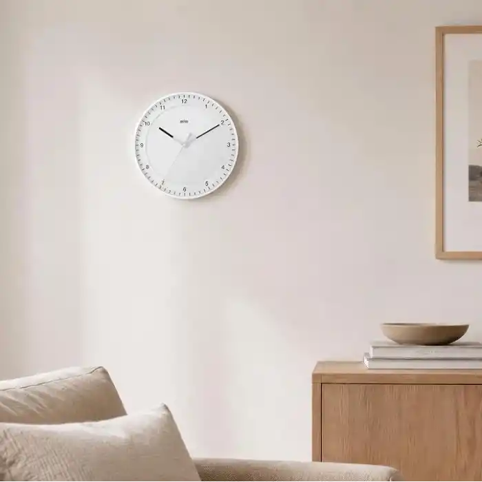 Braun Klasik büyük analog duvar saati sessiz saat mekanizması, kolay okunan kadran, 30 cm çap, beyaz model BC17W.