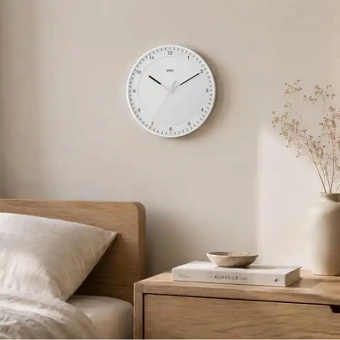 Braun Klasik büyük analog duvar saati sessiz saat mekanizması, kolay okunan kadran, 30 cm çap, beyaz model BC17W.