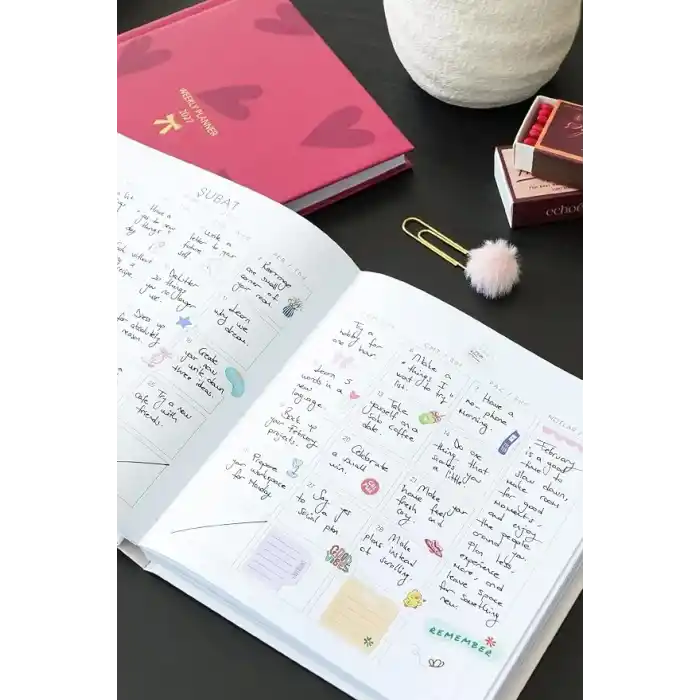 Matt Notebook 2027 Yılı Kare Haftalık Ajanda 15x15 cm Kalpler