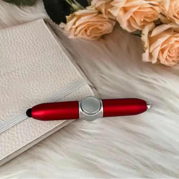 4’ü 1 Arada LED Işıklı Stres Çarklı Stylus Tükenmez Kalem – Telefon Uyumlu, Döner Mekanizma, Mini Çok Fonksiyonlu Kalem (Kırmızı)