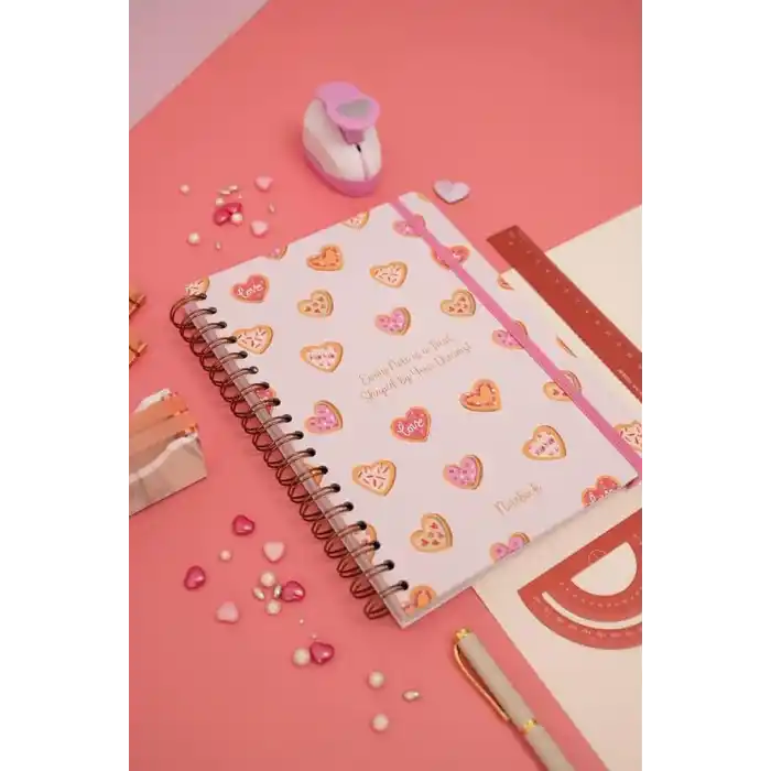 Matt Notebook B5 17x24 cm Spiralli Lastikli Kareli Tarihsiz Not Defteri Kalp Kurabiyeler