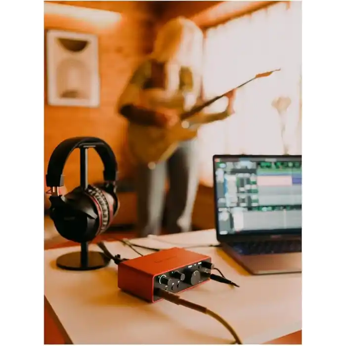 Focusrite Scarlett Solo Gen 4 Ses Kartı: Gitarist, Vokalist veya Prodüktör İçin USB Audio Arayüzü, Stüdyo Kalitesinde Kayıt ve Kayıt Yapmanız İçin Gerekli Tüm Yazılımlar