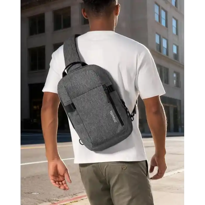 tomtoc Erkekler için Sling/Crossbody Çanta, 11–14 İnç Laptop, iPad ve Nintendo Switch 2 Uyumlu, Suya Dayanıklı, Göğüs/Omuz ve Günlük/Outdoor Sırt Çantası