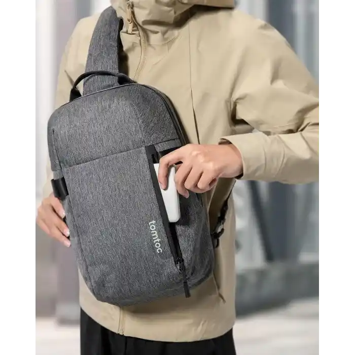 tomtoc Erkekler için Sling/Crossbody Çanta, 11–14 İnç Laptop, iPad ve Nintendo Switch 2 Uyumlu, Suya Dayanıklı, Göğüs/Omuz ve Günlük/Outdoor Sırt Çantası