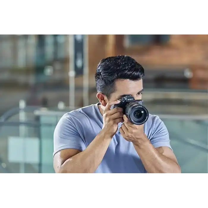 Sony Alpha 7 IV tam format sistem kamerası, 28 – 70 mm objektifli, 33 MP, gerçek zamanlı otomatik odaklama, 10 B/s, 4K 60p video, dokunmatik ekran, fotoğraf ve film için profesyonel özellikler