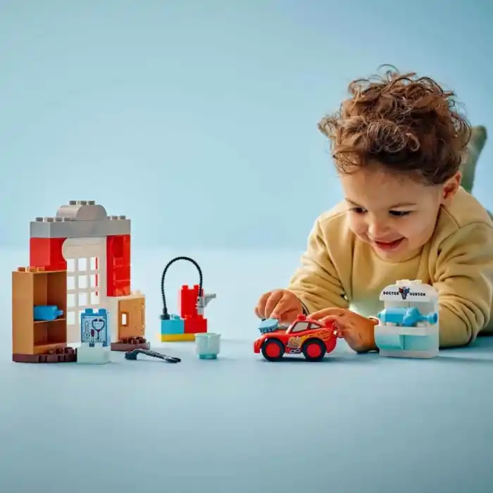 McQueenin Garajı Ziyareti Oyuncak Seti 10456
