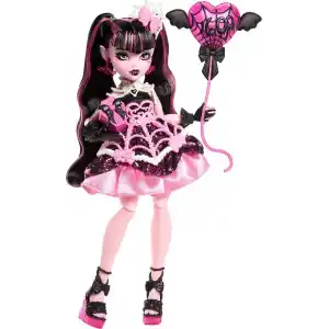 Monster High Pembe parti elbisesi giyen Doğum Günü Draculaura bebek ve davetiye, balon, hediye ve yelpaze gibi temaya uygun aksesuarlar, JBG74