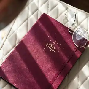A5 Sert Kapak Charm Takılabilen Lastikli Düz Çizgisiz Not Defteri - Metalik Bordo