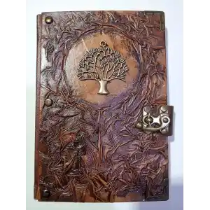 Deri Defter, Hakiki Kuzu Derisi, Günlük Kabartma Tasarım Antik Kahve Metal Kilit Büyük Boy 70 gr Şamua Kitap Kağıdı 300 sayfa Metal Zımba ve Köşebentler 14x20x2,5 cm ebatlı Metal HAYAT AĞACI Figürlü