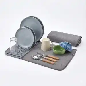 Orret Home Mikrofiber Su Emici Bulaşıklık Matı – 37x60 cm Tezgâh Üstü Bulaşık Kurutma Matı, Kaymaz Su Emici Mutfak Matı, Katlanabilir Tabaklık Süzgeçli Plastik Sepetli Kurulama Örtüsü (Gri)