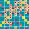 Mattel Games Scrabble kutu oyunu, aileyle birlikte kelime bulma eğlencesi, ahşap harf taşları ve taş tahtaları, iki oyun seçeneği, Türkçe, JLJ64