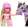 Barbie Chelsea™ Bebek ve Midilli Barbie Chelsea bebek ve oyuncak at seti, kask aksesuarı dahildir, bebeğin dizleri midilliye binmek için bükülebilir HTK29