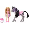 Barbie Chelsea™ Bebek ve Midilli Barbie Chelsea bebek ve oyuncak at seti, kask aksesuarı dahildir, bebeğin dizleri midilliye binmek için bükülebilir HTK29