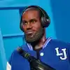 Barbie Bomber ceketi, kulaklık ve güneş gözlüğü gibi aksesuarlarıyla koleksiyona uygun Signature LeBron James Kenbassadors Bebek, HRM33