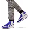 Barbie Bomber ceketi, kulaklık ve güneş gözlüğü gibi aksesuarlarıyla koleksiyona uygun Signature LeBron James Kenbassadors Bebek, HRM33