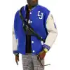 Barbie Bomber ceketi, kulaklık ve güneş gözlüğü gibi aksesuarlarıyla koleksiyona uygun Signature LeBron James Kenbassadors Bebek, HRM33