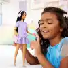 Çizgili mor elbisesi ve stres çarkı, tablet ve kulaklık gibi aksesuarlarıyla otistik Barbie Fashionistas bebek (245), JJN58