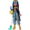 Kısa bluz ve altın rengi detaylı kot kargo pantolon giyen Monster High Cleo De Nile bebek, evcil yılanı Hissette ve salata, smoothie ve çanta gibi 7 aksesuar, JHK32