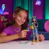 Kısa bluz ve altın rengi detaylı kot kargo pantolon giyen Monster High Cleo De Nile bebek, evcil yılanı Hissette ve salata, smoothie ve çanta gibi 7 aksesuar, JHK32