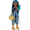 Kısa bluz ve altın rengi detaylı kot kargo pantolon giyen Monster High Cleo De Nile bebek, evcil yılanı Hissette ve salata, smoothie ve çanta gibi 7 aksesuar, JHK32