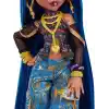 Kısa bluz ve altın rengi detaylı kot kargo pantolon giyen Monster High Cleo De Nile bebek, evcil yılanı Hissette ve salata, smoothie ve çanta gibi 7 aksesuar, JHK32