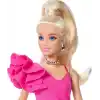 Barbie Deluxe Style bebek (15), klasik Barbie tarzında pembe elbise, at kuyruğu yapılmış sarı saçlar, siyah dantelli çorap, gümüş rengi el çantası ve gümüş takılar, JJN73