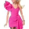 Barbie Deluxe Style bebek (15), klasik Barbie tarzında pembe elbise, at kuyruğu yapılmış sarı saçlar, siyah dantelli çorap, gümüş rengi el çantası ve gümüş takılar, JJN73
