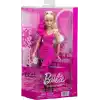 Barbie Deluxe Style bebek (15), klasik Barbie tarzında pembe elbise, at kuyruğu yapılmış sarı saçlar, siyah dantelli çorap, gümüş rengi el çantası ve gümüş takılar, JJN73