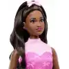 Kurdele desenli pembe kot üst ve etek giyen, işitme cihazı ve el çantası gibi aksesuarlar takan siyah saçlı Barbie Deluxe Style bebek (10), JJN70