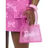 Kurdele desenli pembe kot üst ve etek giyen, işitme cihazı ve el çantası gibi aksesuarlar takan siyah saçlı Barbie Deluxe Style bebek (10), JJN70