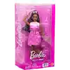 Kurdele desenli pembe kot üst ve etek giyen, işitme cihazı ve el çantası gibi aksesuarlar takan siyah saçlı Barbie Deluxe Style bebek (10), JJN70