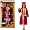Hediye edilmeye hazır ambalajda bordo cübbesi ve püsküllü kepiyle koleksiyona uygun Barbie Signature Mezuniyet Dilekleri bebek, JJX81