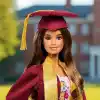 Hediye edilmeye hazır ambalajda bordo cübbesi ve püsküllü kepiyle koleksiyona uygun Barbie Signature Mezuniyet Dilekleri bebek, JJX81