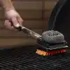 Oklahoma Joes 1517365R06 Blacksmith Combo ızgara fırçası, değiştirilebilir naylon ve çelik yün başlıklı, gümüş ve siyah