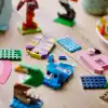 LEGO Doğum Günü Rakamları 40807 – 6 Yaş Üzeri Çocuklar için Hayvanlı Masa ve Köpek, Ördek, Yengeç, Horoz, Flamingo ve Timsah Pasta Süsleri İçeren Oyuncak Yapım Seti, Eğitici Hediye Fikri (281 Parça)