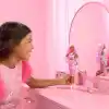 BARBIE STİL İKONU™ Bebek - Pembe Saçlı Klasik Barbie tarzındaki parlak pembe elbisesi ve kadife eldivenleriyle pembe saçlı Barbie Stil İkonu bebek (1) HYV25