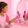 BARBIE STİL İKONU™ Bebek - Işıltılı Protez Bacaklı Klasik Barbie tarzındaki pembe bluz ve etek takımıyla protez bacaklı ve siyah saçlı Barbie Stil İkonu bebek (2) HYV26