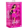 BARBIE STİL İKONU™ Bebek - Işıltılı Protez Bacaklı Klasik Barbie tarzındaki pembe bluz ve etek takımıyla protez bacaklı ve siyah saçlı Barbie Stil İkonu bebek (2) HYV26