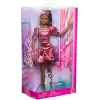 Barbie Stil İkonu bebek, Balon etekli metalik mercan rengi elbise giyen ve güneş gözlüğü, mücevher ve el çantası gibi aksesuarlar takan, at kuyruğu siyah saçlarıyla, JFP41