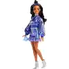 Barbie Stil İkonu bebek, Dalgalı kahverengi saçlarıyla metalik mavi bluz ile etek giyen ve gümüş mücevher, kristalli el çantası ve güneş gözlüğü gibi aksesuarlar takan, JFP42