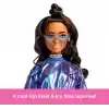 Barbie Stil İkonu bebek, Dalgalı kahverengi saçlarıyla metalik mavi bluz ile etek giyen ve gümüş mücevher, kristalli el çantası ve güneş gözlüğü gibi aksesuarlar takan, JFP42