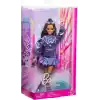 Barbie Stil İkonu bebek, Dalgalı kahverengi saçlarıyla metalik mavi bluz ile etek giyen ve gümüş mücevher, kristalli el çantası ve güneş gözlüğü gibi aksesuarlar takan, JFP42