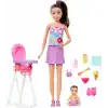 Barbie Bebek Bakıcısı Skipper oyun seti, kahverengi saçlı yetişkin ve küçük bebek, mama sandalyesi ve yiyecek dahil 8 aksesuar, JJB44
