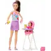 Barbie Bebek Bakıcısı Skipper oyun seti, kahverengi saçlı yetişkin ve küçük bebek, mama sandalyesi ve yiyecek dahil 8 aksesuar, JJB44