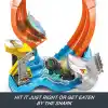 Hot Wheels®Monster Trucks Dönen Corkscrew Shark Çarpışması